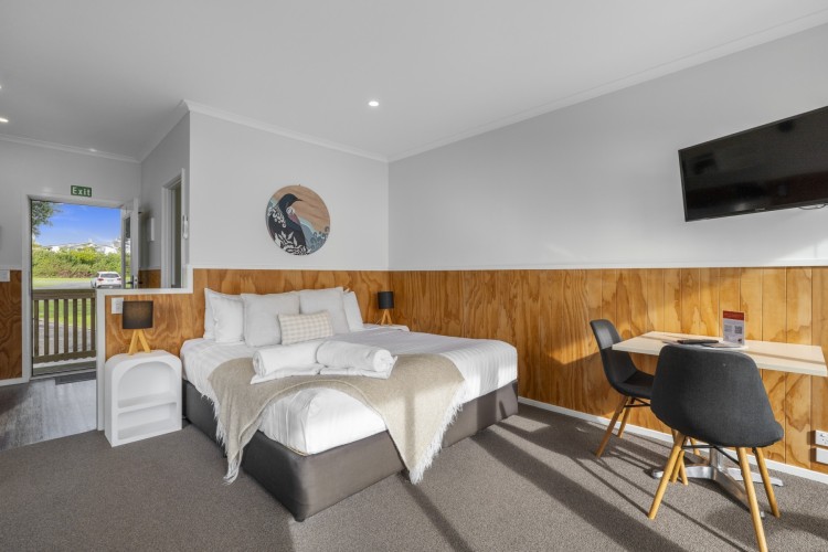 Deluxe Motel 21